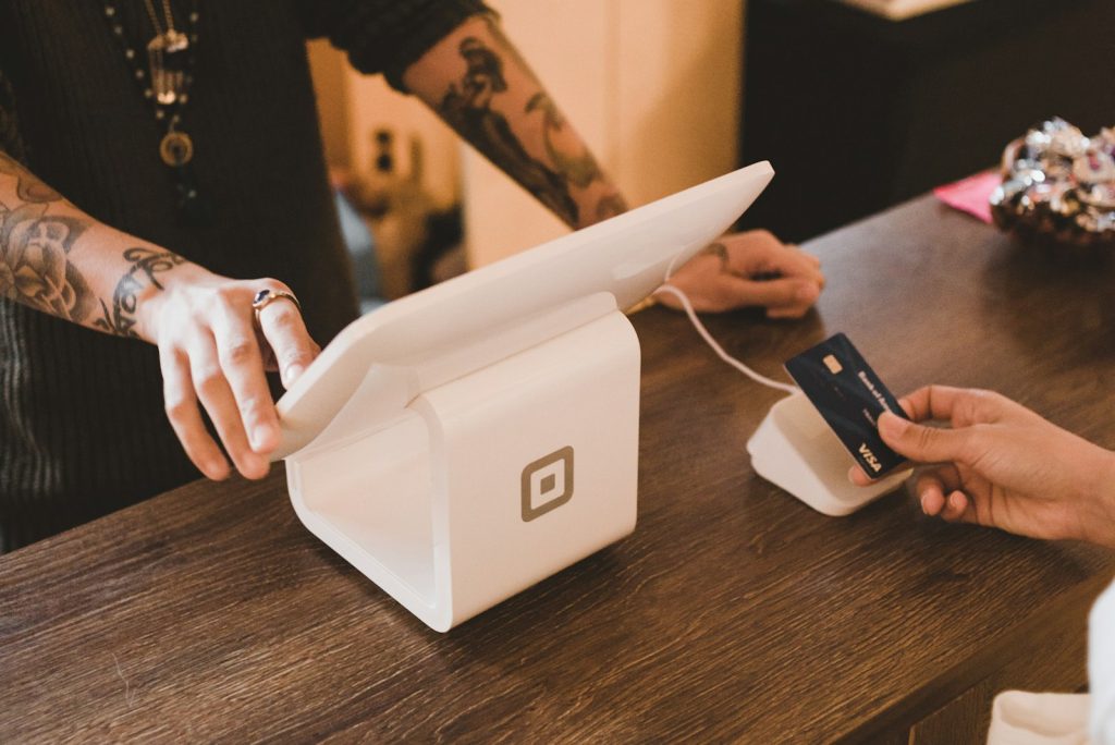 Cliente pagando con tarjeta en un datáfono