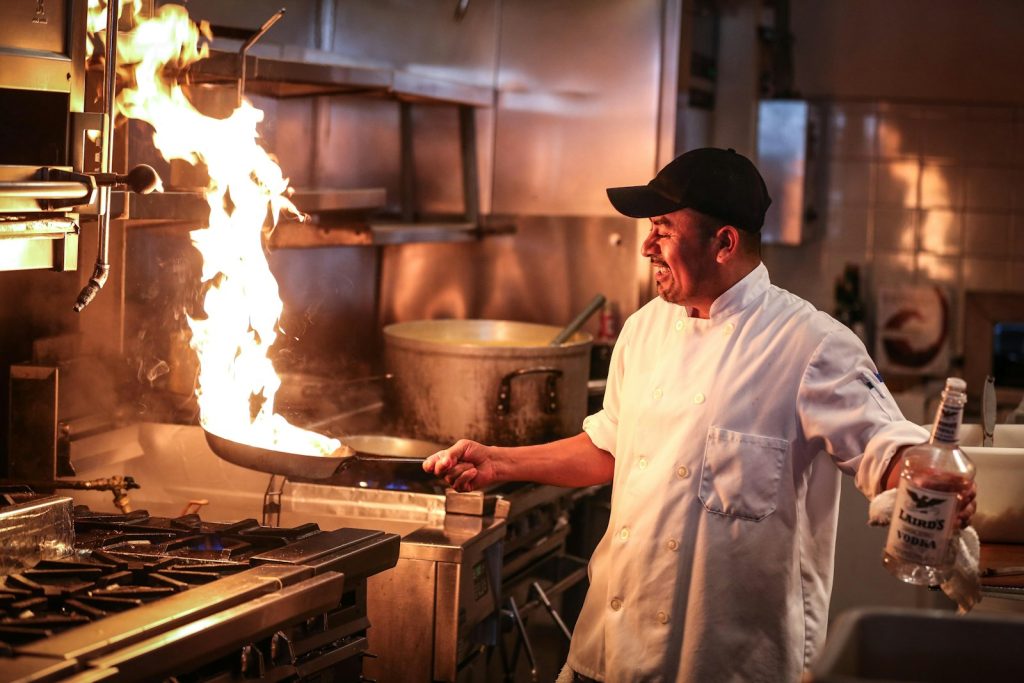 Cocinero emplatando un pedido en la cocina