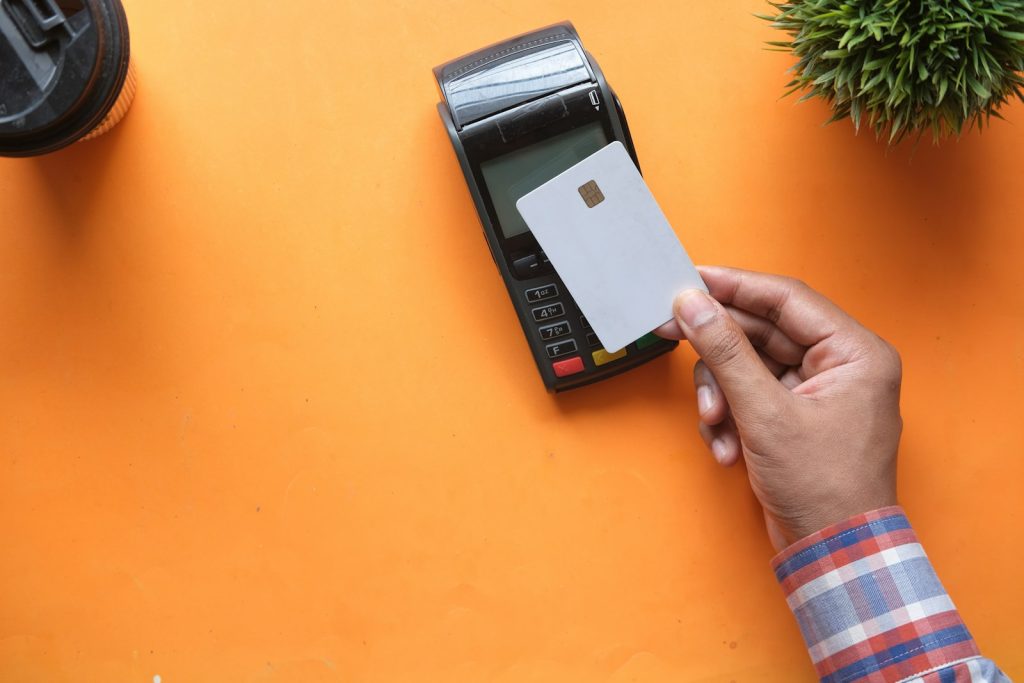Comandero PDA en la mano de un camarero