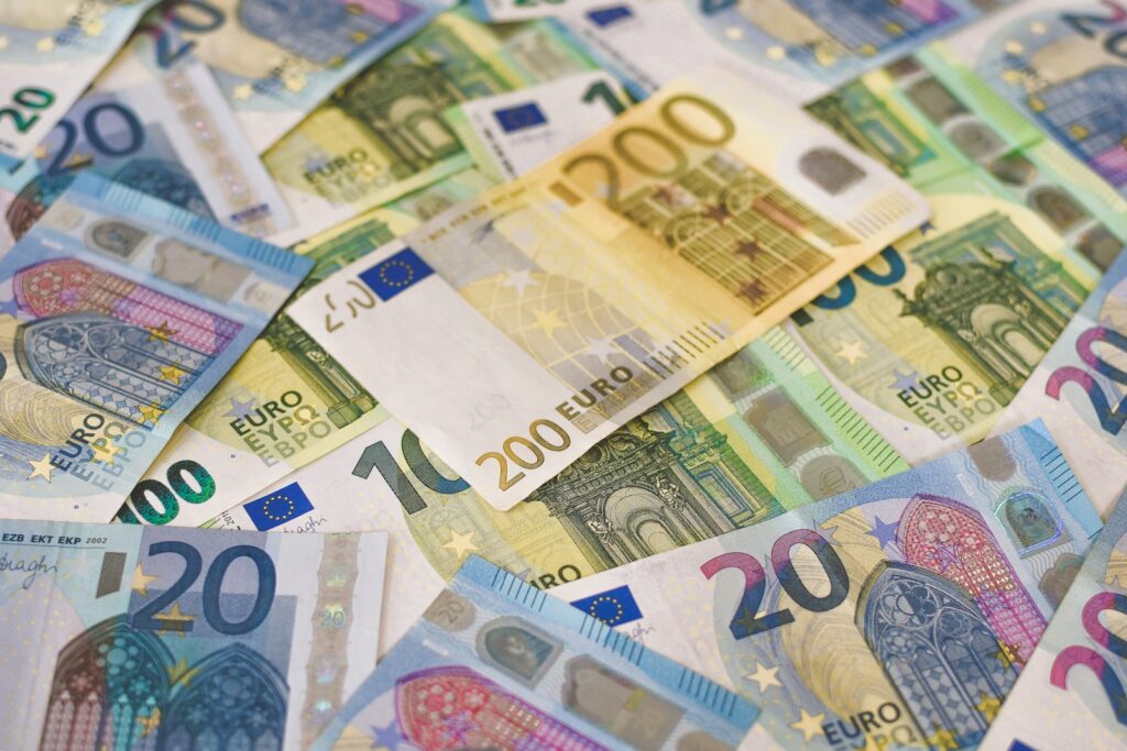 Billetes de euro de distintos valores extendidos sobre una superficie