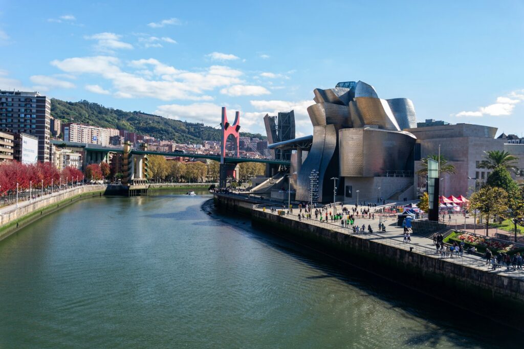 Vista de la ría de Bilbao con el museo Guggenheim al fondo